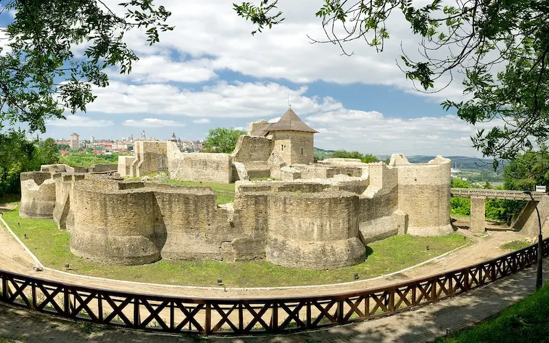 Moldova fortificată: Cetatea Sucevei și mănăstiri cu ziduri